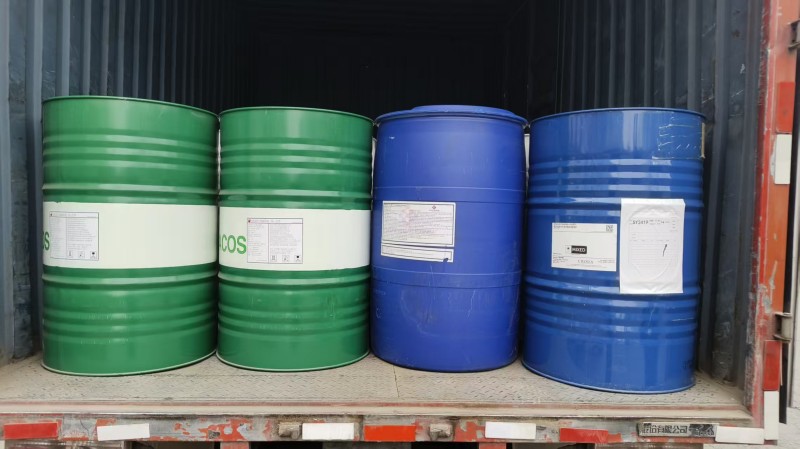 韓國進口白油、進口甘油和吐溫80發(fā)貨現(xiàn)場.jpg